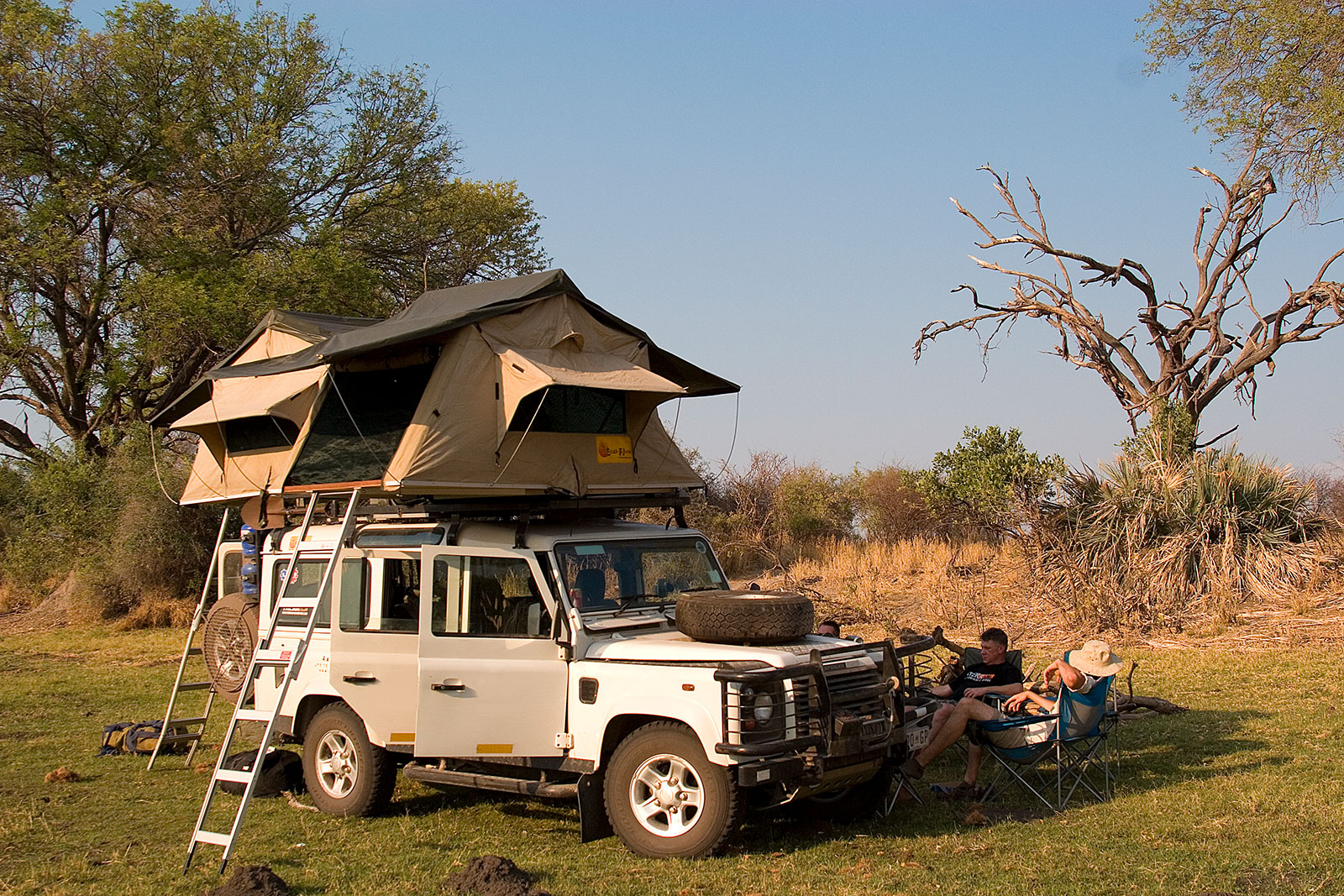 Eezi-Awn daktent defender offroad kamperen
