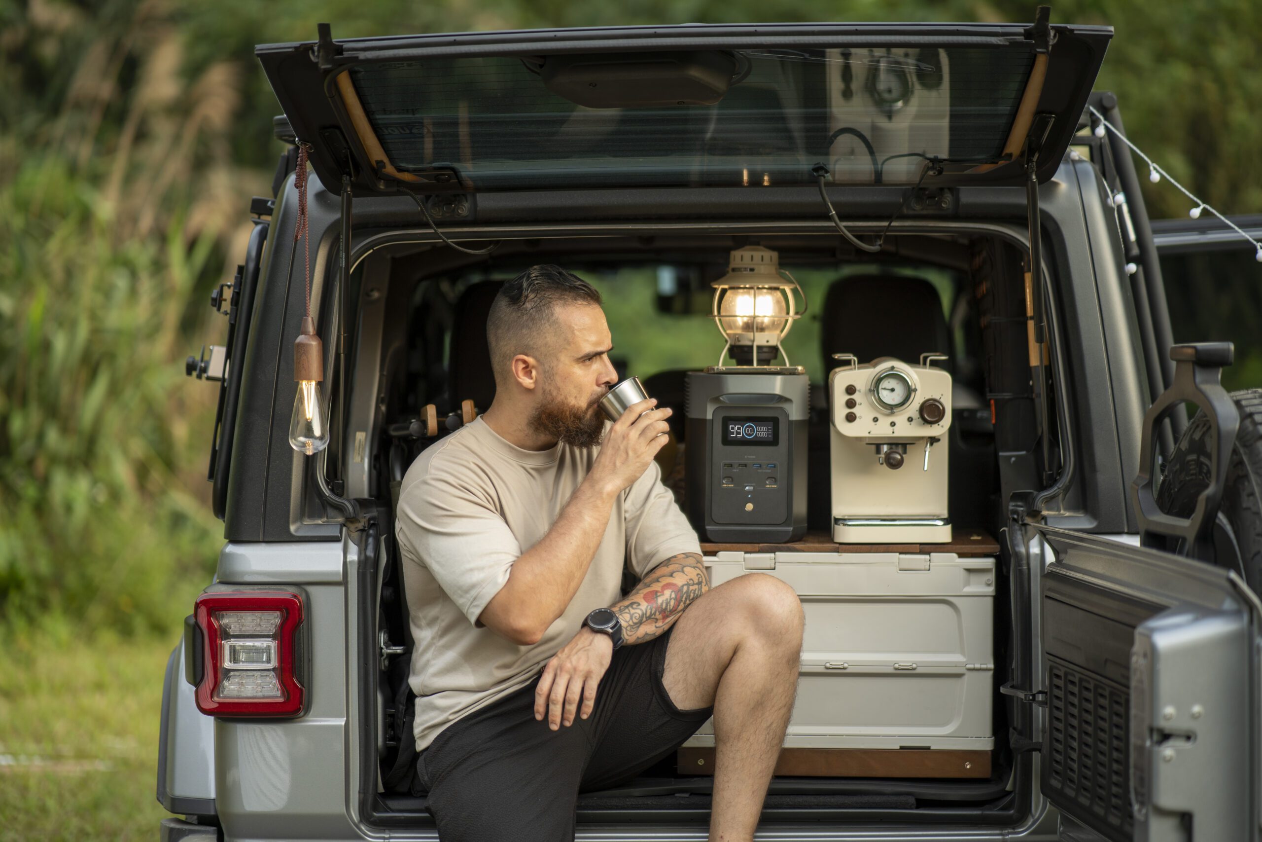 mobiele power stations en zonnepanelen vanlife roadtrip